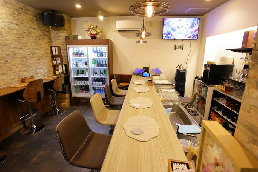 モダンな空間にカウンター8席を有する店内