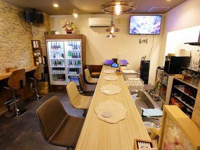 モダンな空間にカウンター8席を有する店内