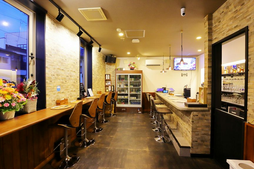 日本の酒をラフに楽しむ立ち飲みスペース