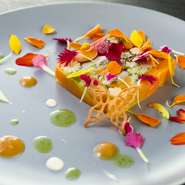 有名ホテルのフレンチレストランなどで腕を磨いたシェフが、日本の旬食材で織りなすモダンフレンチを提供。季節食材の滋味深さ、美しい盛付けなど、新しさと驚きに満ちる美味をコース＆アラカルトで満喫できます。