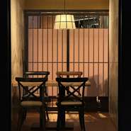 2～4名様用の完全個室があり、大切な日のデート、少人数での接待や食事会にオススメ。8名様前後の会食には、テーブル席をロールスクリーンで仕切り、半個室にすることが可能です（詳細は店舗に問い合わせを）。
