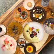 季節の華やかな皿が続々登場するコースは、誕生日や結婚記念日などを祝う食事にピッタリ。6,600円以上のコース利用時は、デザートにメッセージを入れるサービスを無料で提供。詳細は事前に店舗にご相談ください。
