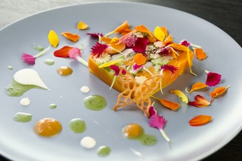 季節の詩情が舞う『旬野菜とエディブルフラワーのテリーヌ』