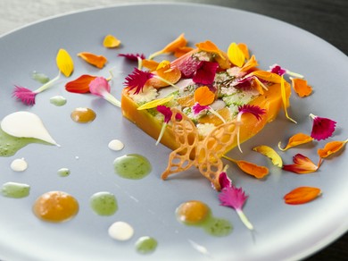 季節の詩情が舞う『旬野菜とエディブルフラワーのテリーヌ』