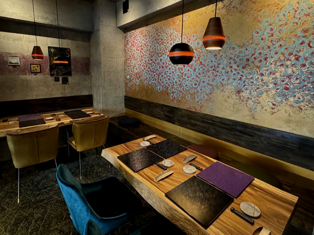 天然木の美しい意匠が細部にまでほどこされる空間