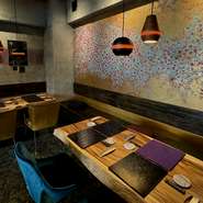 大人のための落ち着いた空間を設え。店内は靴をぬいで上がるスタイルで、旅館のような居心地の良さ。