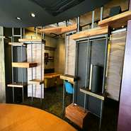 テーブル席スペースは、ロールスクリーンで仕切る半個室としての利用が可能で、居心地の良さが抜群！