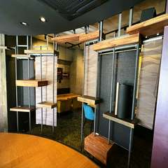 8名様前後の会食は半個室になるテーブル席が人気