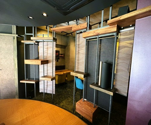 8名様前後の会食は半個室になるテーブル席が人気