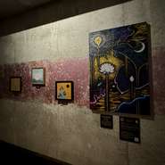 TOKYO琳派の本橋デミル瞳氏の作品が並ぶ一画を設けるなど、空間を巧みに演出。絵画は購入も可能。