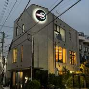 2025年11月に登場し、幅広い年代のゲストを増やす店。季節感あふれるフレンチを軸にイタリアンや創作料理も供し、コースorアラカルト、ランチ＆ディナーで楽しめる自由度の高さ。21時以降はバー利用もOKです。