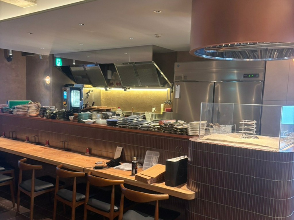 落ち着いた照明と和の温もりを感じる空間