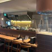 ライブ感溢れるキッチンが見渡せるカウンター席は、居心地よく、時を忘れる特等席。お一人様にも大人デートにも最適。目で見て音で聞いて、愉しめるお店になっている。