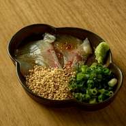 新鮮なカンパチを特製の甘い胡麻醤油で和えた、福岡名物。日本酒や焼酎とご一緒に楽しんでいただきたい一品。熱々のご飯に乗せて、最後はお茶漬けにするのもおすすめ。