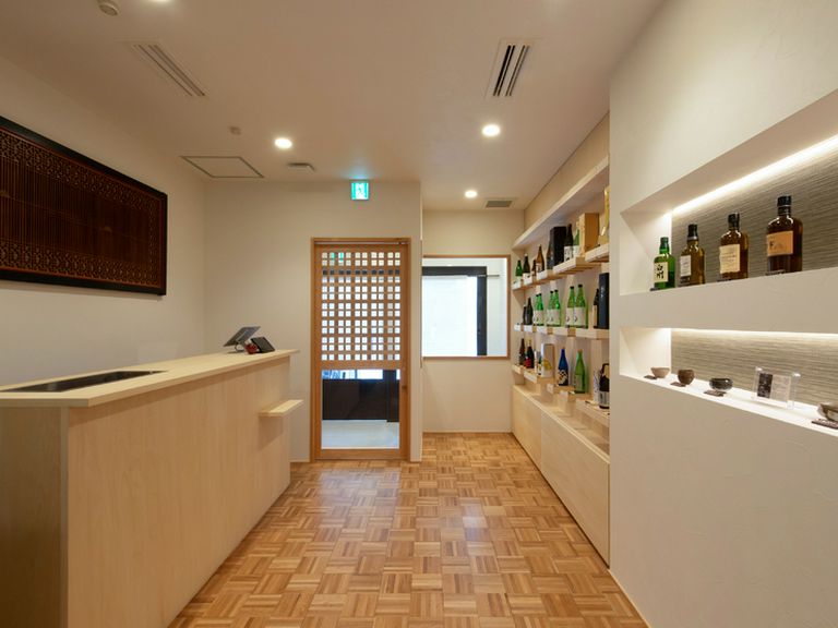 昼は日本酒やウイスキーの購入、ちょい呑みができる酒販店タイム