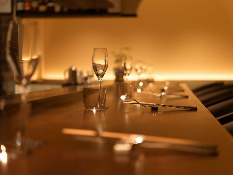 洗練されたレストランの醍醐味を酒場感覚で楽しめる粋な店