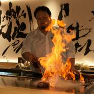 目の前で焼き上げられる鉄板料理は、特別な日の食事をより印象深いものにしてくれます。コースでゆったりと料理を楽しみながら、音や香りまで共有できる体験が、記念日や節目の時間を自然に盛り上げます。