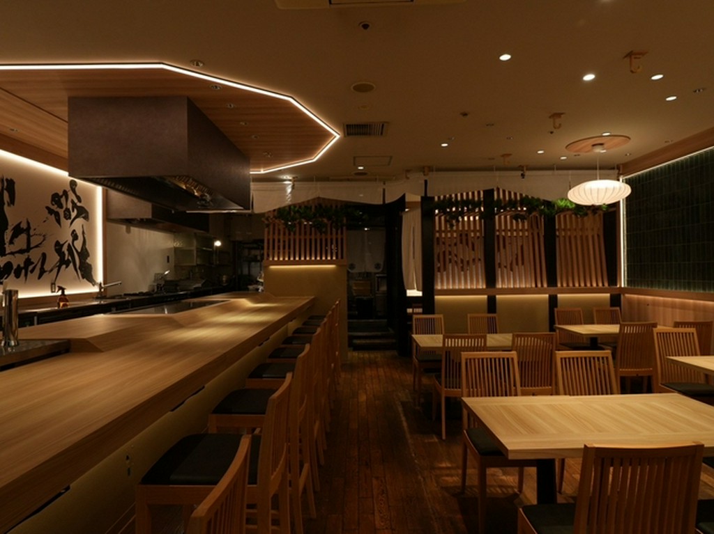 女子会も盛り上がる華やかな料理に、自然と会話が弾む空間