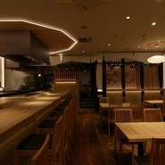 華やかな料理もあり、女子会にもぴったりなお店。敷居の高さを感じさせない店内は、自然体で過ごせる空間。ライブ感のある調理風景がきっかけに、会話も弾むことでしょう。