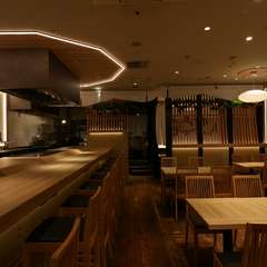 女子会も盛り上がる華やかな料理に、自然と会話が弾む空間