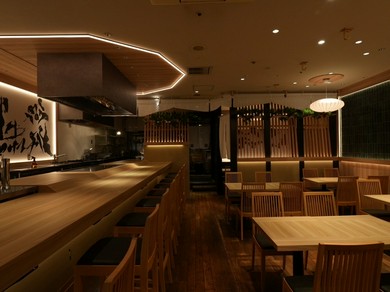 女子会も盛り上がる華やかな料理に、自然と会話が弾む空間
