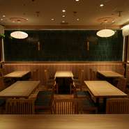 洗練された印象を持ちながらも、緊張感を与えない空間設計が特徴の店内。照明や席配置にも快適に食事を楽しめるための配慮が見受けられます。ゆったりとリラックスしつつ鉄板料理を味わってみませんか。