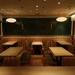  リラックスして食事を楽しめる、落ち着いた雰囲気の店内