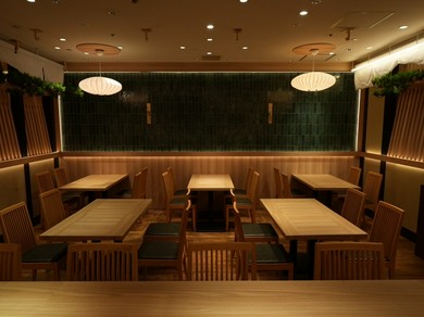  リラックスして食事を楽しめる、落ち着いた雰囲気の店内