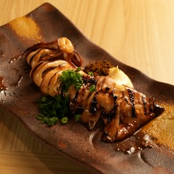 イカの旨みを余すことなく楽しめる『魅惑のバター香る丸ごとイカ焼き』