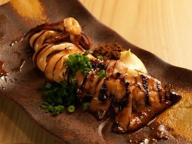 イカの旨みを余すことなく楽しめる『魅惑のバター香る丸ごとイカ焼き』