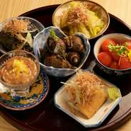 四季の味覚を少しずつ味わえるおばんざいの盛り合わせ。その季節ならではの彩りや風味を大切に仕立てた逸品は一品にも最適。多彩な味わいが一度に楽しめる、食卓を豊かに彩る一皿です。