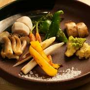 余計な手を加えず、素材本来の魅力を引き出す鉄板料理の真骨頂。丁寧に焼き上げることで、旬の野菜の持つ旨みを閉じ込めます。香ばしさとともに、素材そのものの力強さを感じられる仕立てです。