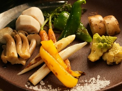 旬の素材の魅力をそのまま『鉄板焼野菜の盛合せ　素材の味を塩で』