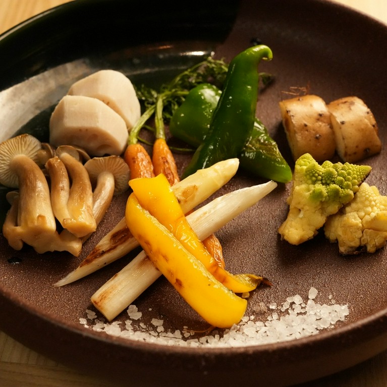鉄板焼野菜の盛合せ　素材の味を塩で