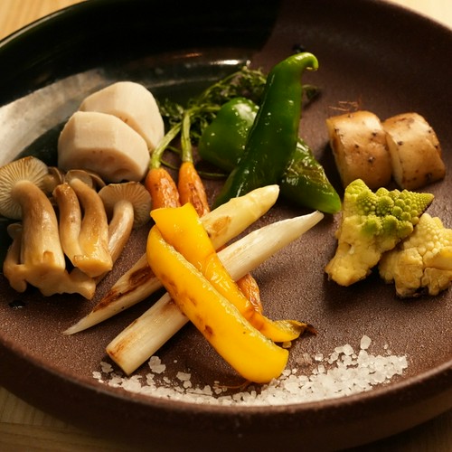 鉄板焼野菜の盛合せ　素材の味を塩で