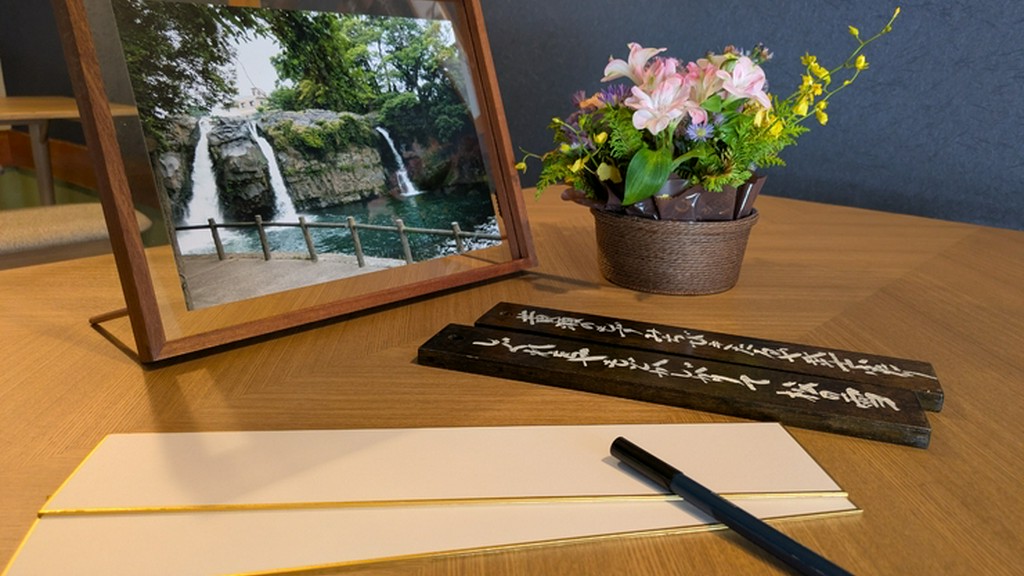 料理の締めは、座敷で味わう甘味と抹茶。花と句が寄り添う余韻