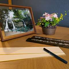 料理の締めは、座敷で味わう甘味と抹茶。花と句が寄り添う余韻