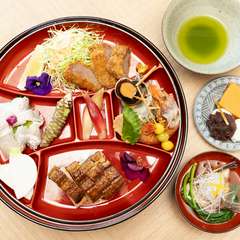 多彩な寿司と主菜を一椀に調え、和の食事を描いた完全予約の『大椀膳』