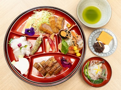 多彩な寿司と主菜を一椀に調え、和の食事を描いた完全予約の『大椀膳』