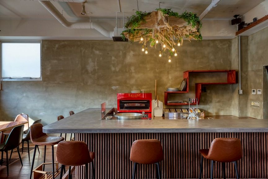 カウンターの目の前で焼き上げる、食欲をそそるピザ