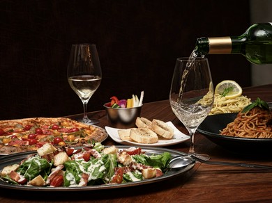 カウンターの目の前で焼き上げる、食欲をそそるピザ