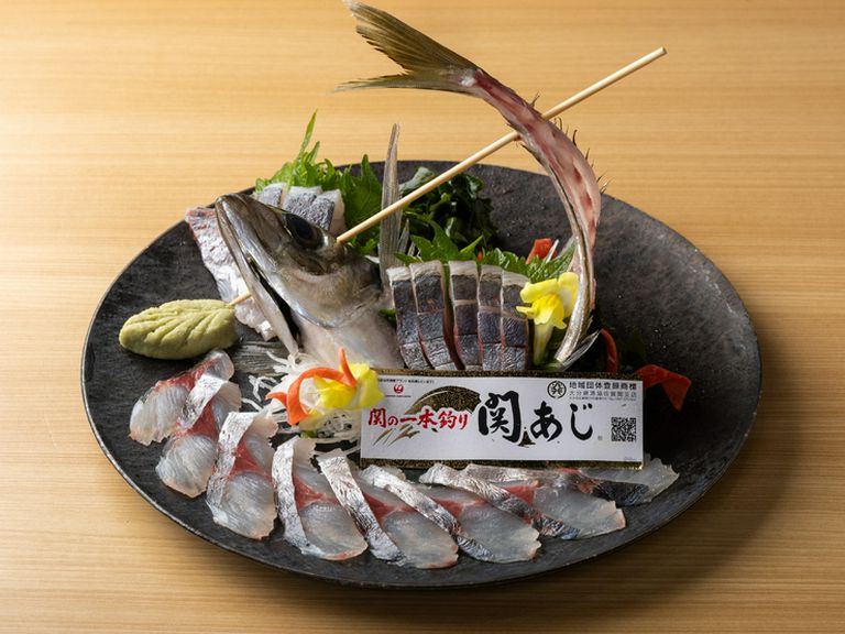 関あじの一本姿造り