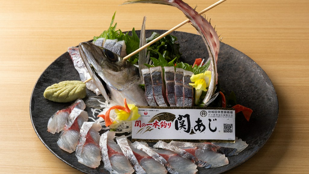 関あじの一本姿造り