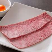 極上の肩ロースを使用した、数量限定の一皿。ご来店いただいたお客様に是非食べて頂きたいという思いから、リーズナブルな価格にてご提供しております。その他にも多数、厳選した黒毛和牛をお楽しみ頂けます。