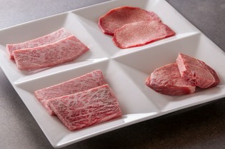 甘めのコク深い自家製タレをつけて味わう“極上の黒毛和牛”