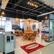 船の発着所に位置する便利なお店で、テイクアウトにも対応。購入した商品はそのまま船内へ持ち込めるため、移動中も楽しめます。乗船前の待ち合わせやちょっとした利用にも適した立地です。
