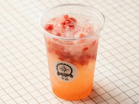 ゴロゴロ果肉と爽やかな炭酸が弾ける『FRESHフルーツソーダ(ストロベリー)』