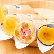 もちもちのクレープ生地とパリッとしたブリュレの食感が楽しめる人気メニュー。中でもアイスとブリュレを組み合わせた『アイスクレープブリュレ』は、甘さとほろ苦さのバランスが絶妙です。