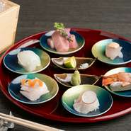 幼少期から地元食材に親しみ、その活かし方を熟知した料理長が旬の幸をコース仕立てで披露。和歌山県産の鮮魚、黒毛和牛、季節野菜などに加え、調味料も地元産にこだわり、紀州ならではの会席を供しています。