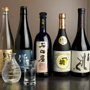 『黒牛』『龍神丸』『紀土』など和歌山県の名蔵元が醸す地酒と、日本各地の名酒を揃え、常時30種ほどをオンリスト。全国のお酒は銘柄を入れ替えており、季節限定酒やハイスペック銘柄も順次登場！